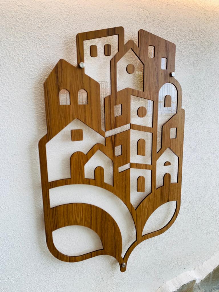 INSEGNA IN LEGNO DI TEAK CON BASE PLEXIGLASS