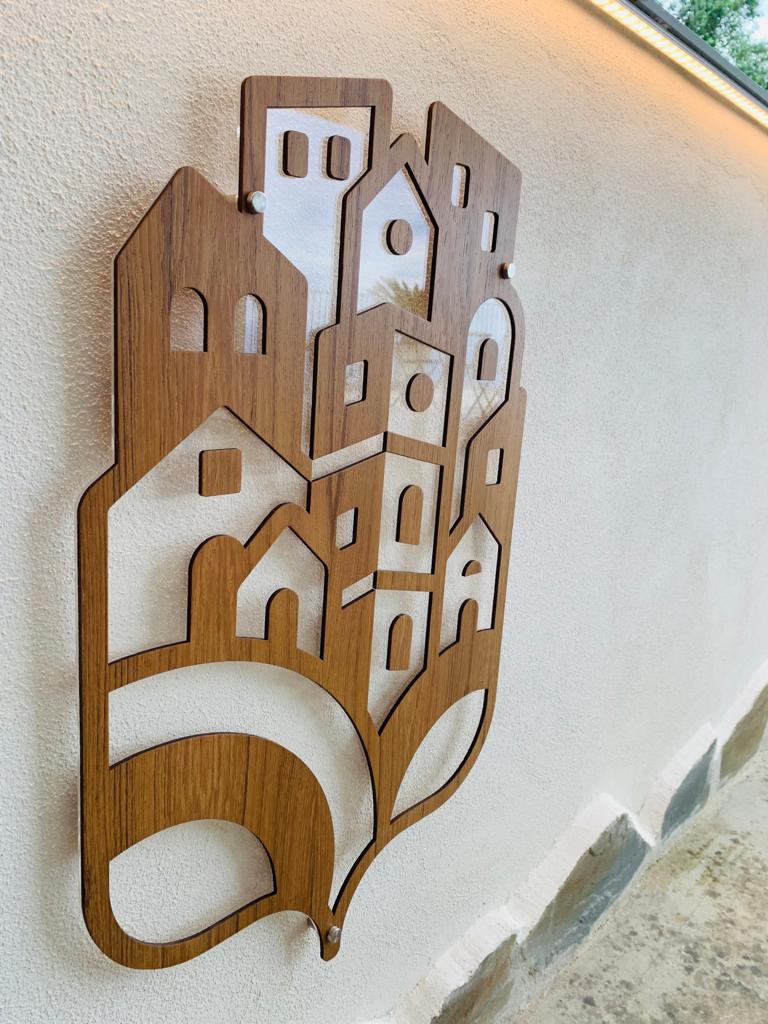 INSEGNA IN LEGNO DI TEAK CON BASE PLEXIGLASS