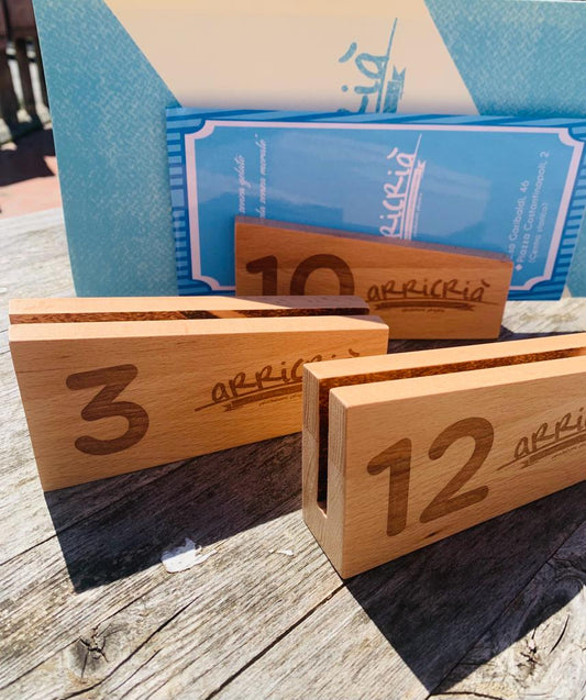 NUMERI TAVOLO IN LEGNO DI FAGGIO CON SPACCATURA PER CONTENERE MENU