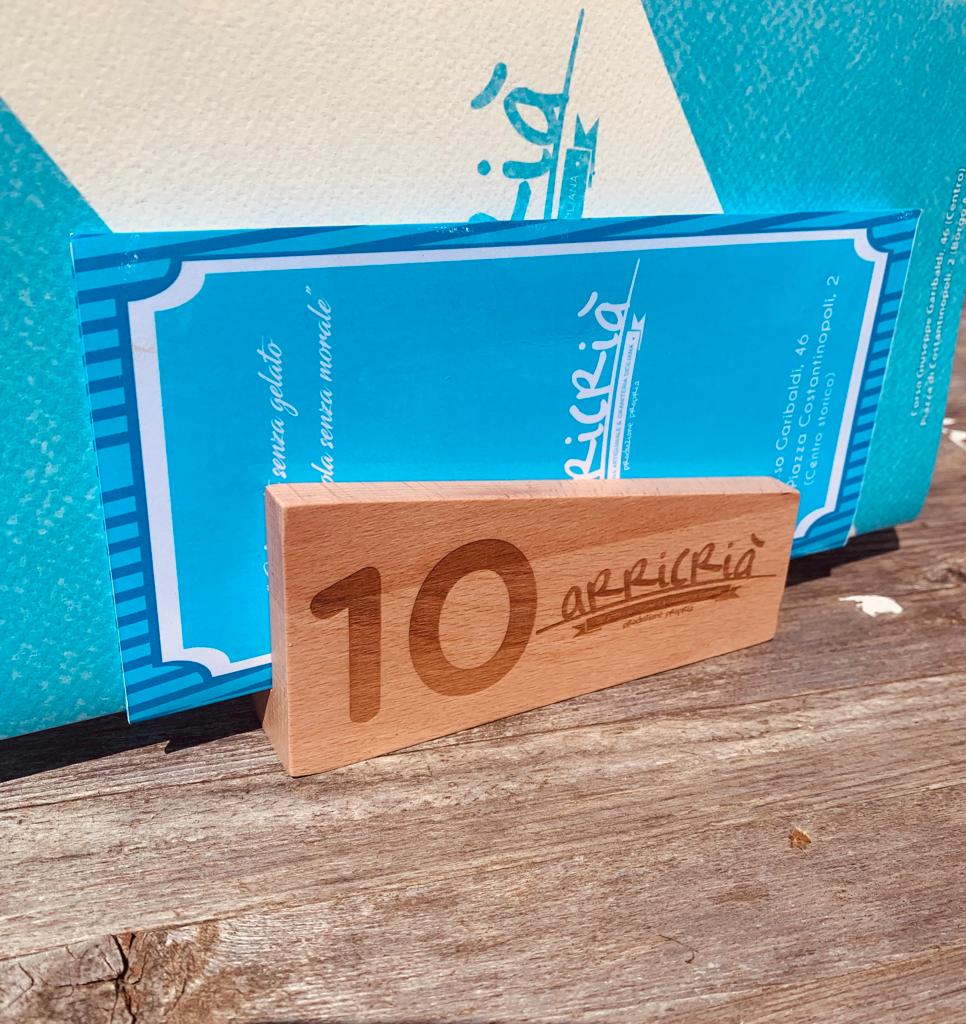 NUMERI TAVOLO IN LEGNO DI FAGGIO CON SPACCATURA PER CONTENERE MENU
